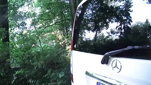 Büyük götlü sarışın olgun Alman açık havada sikiliyor