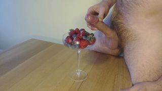 Beeren und Sahne, Sperma auf das Essen