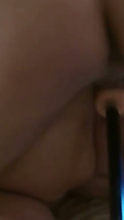 Schwiegermutti hät de Sex-Machine und min Schwanz gliichzitig i ihrer Fotze genosse | Clip 1