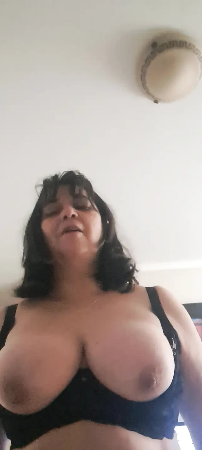 Me imagino despertar a mi hijastro para desayunar muy duro.
