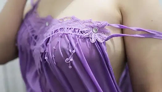 Saten tesettürlü sürtük buharlı duş alıyor - kalın büyük göt ıslanıyor ve her yere fışkırtana kadar sert mastürbasyon yapıyor!