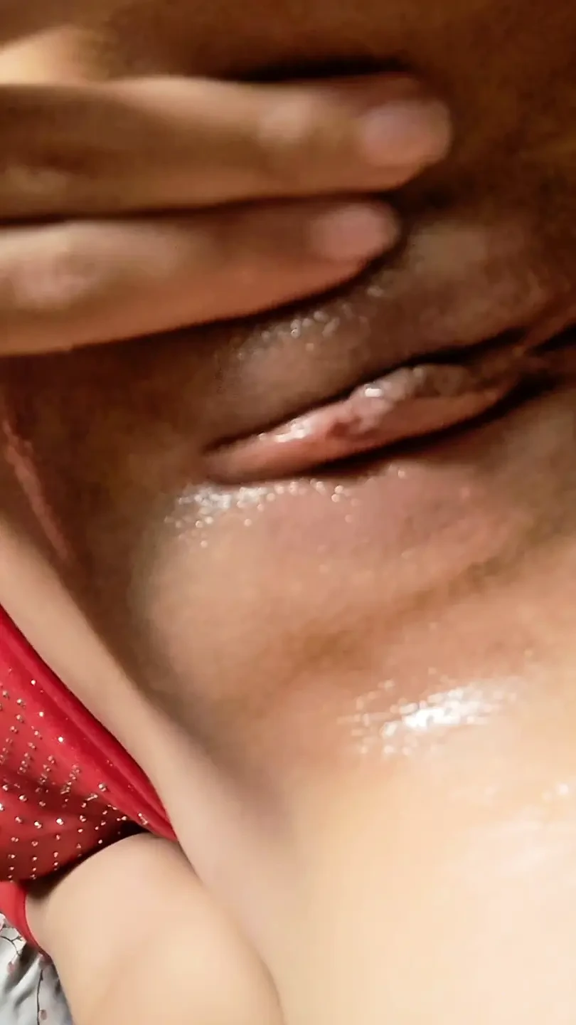 我最好的朋友抚摸她的阴户和手指是多么美味