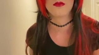 Goth travestiet in sexy rok