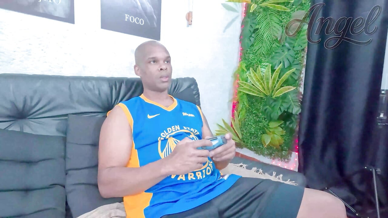 Delicioso preto brasileiro chupa pau do negro enquanto ele joga videogame