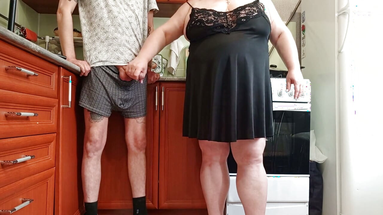 Före lunch rycker min styvmamma av min kuk till en spermasprut