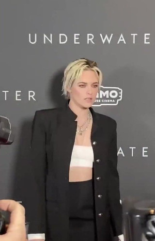 Kristen Stewart sexy at premiere of ''Underwater''.