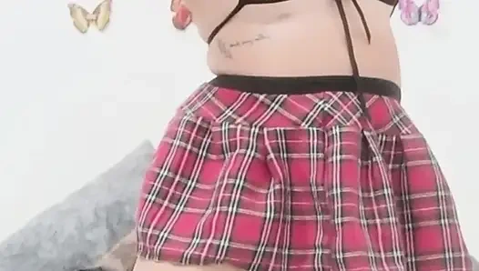 Milf, verkleidet als Schulmädchen, wird heiß auf dich, während sie mit ihrer engen Muschi spielt