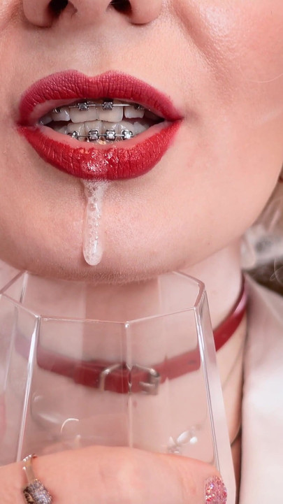 Kötelező megosztási pillanat a "Nyál és pisilés aranyeső - fétis videó - szexi MILF szőke Arya"
