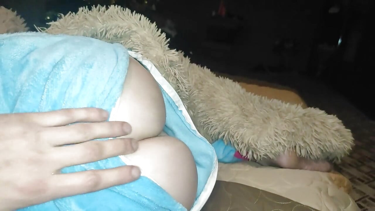 Pequena princesa de pijama unicórnio chupa pau!