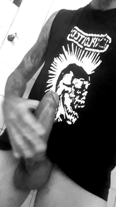 Street-Punk-Rocker wollen einen dicken Punk-Arsch ficken und Musik hören