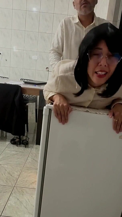 직장에서 후장과 보지를 따먹는 고위 경영진. | 클립 2