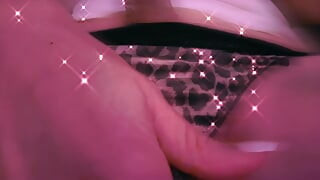 Menatapku saat aku bermain dengan penisku menurutiku