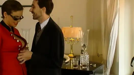 Muskulöse Chefin Wichst Monsterschwanz Und Fingert Arsch - Explosives Abspritzen!