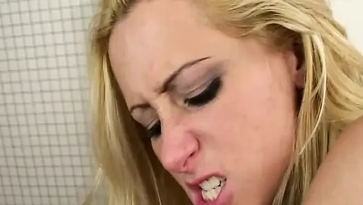Blonde lesben intensiver dreier mit anal-zungenanal und