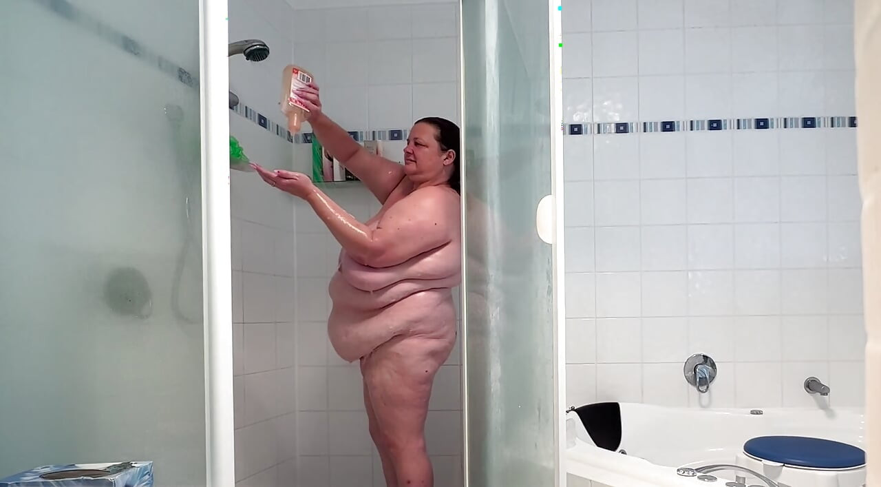 Esposa puta no chuveiro