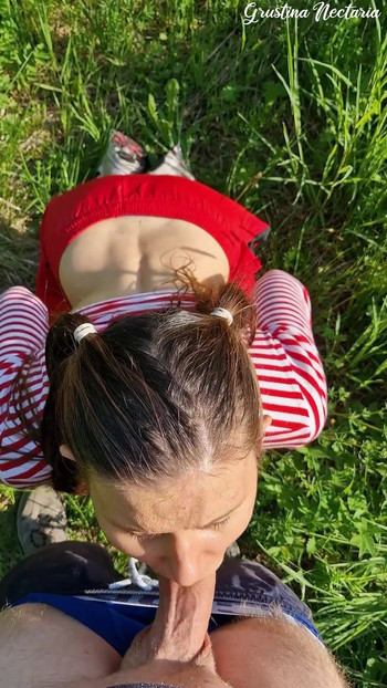 Ključni trenutak iz "Jebao mokru curu u njezina mala slina usta po vrućem ljetnom danu"