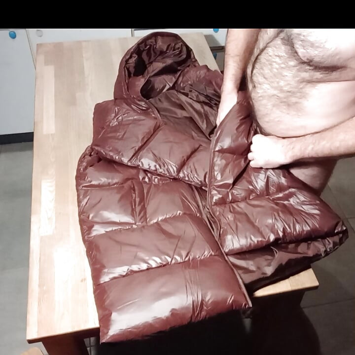 بطانة معطفها الأحمر الكرزي تتلقى مني بعد نيك طويل