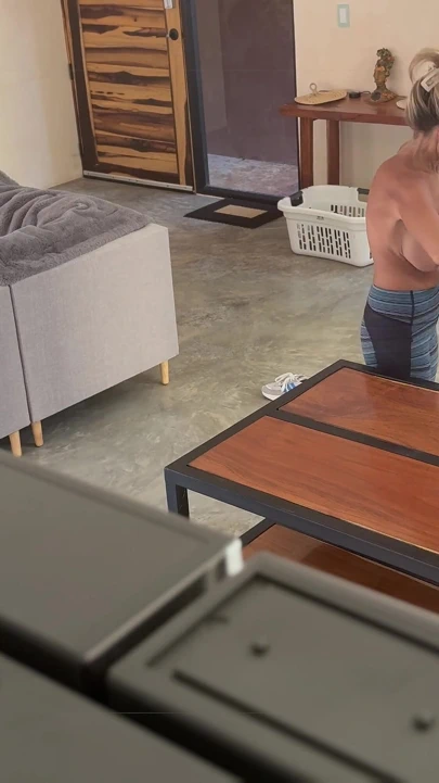 被保姆视频摄像头拍到的宠物坐着不见了