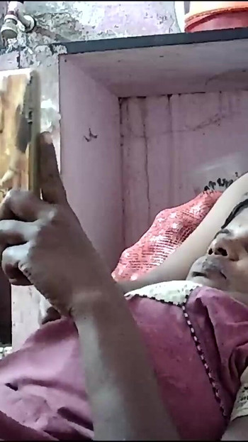 Detik tidak dapat dilupakan dari "isteri rumah India dengan tetek semula jadi yang besar"
