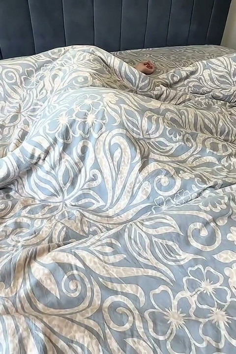 Joven zorra con pechos enormes se corre en las tetas