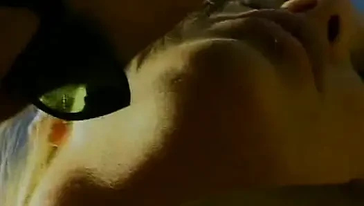 Ngentot di tepi kolam renang dengan bintang porno pirang yang menakjubkan