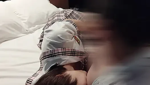 Es fühlt sich so gut an, dass ich nicht aufhören kann, meine Hüften zu schütteln. Süßes college-mädchen in uniform, cowgirl-position, von unten penetriert, creampie