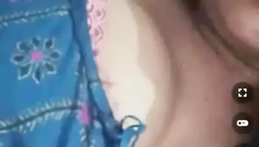 Tia paquistanesa mostrando peitos