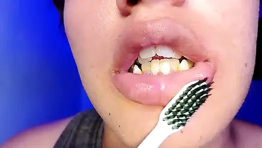 Чистю мои зубы и показываю тебе мои зубы (крупным планом)