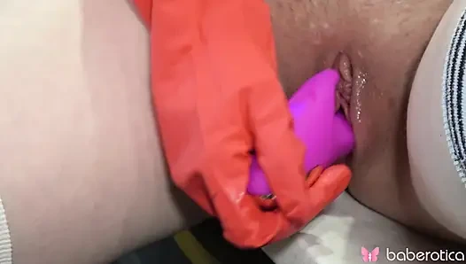 Соло-крошка Мирай мастурбирует на кухне, в 4K.