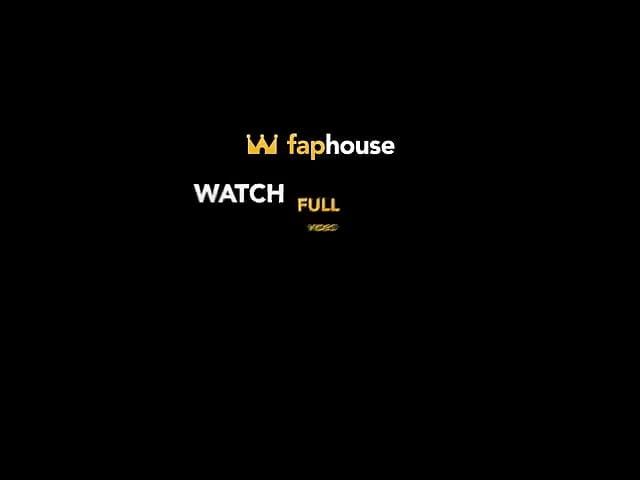 풀밭에서 미끄러운 섹스 세션을 즐기는 흑인 창녀와 흑인 창남