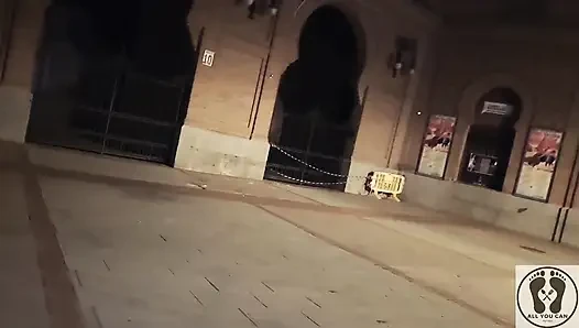 Verrückte latina-schlampe im freien, nackter exhibitionismus