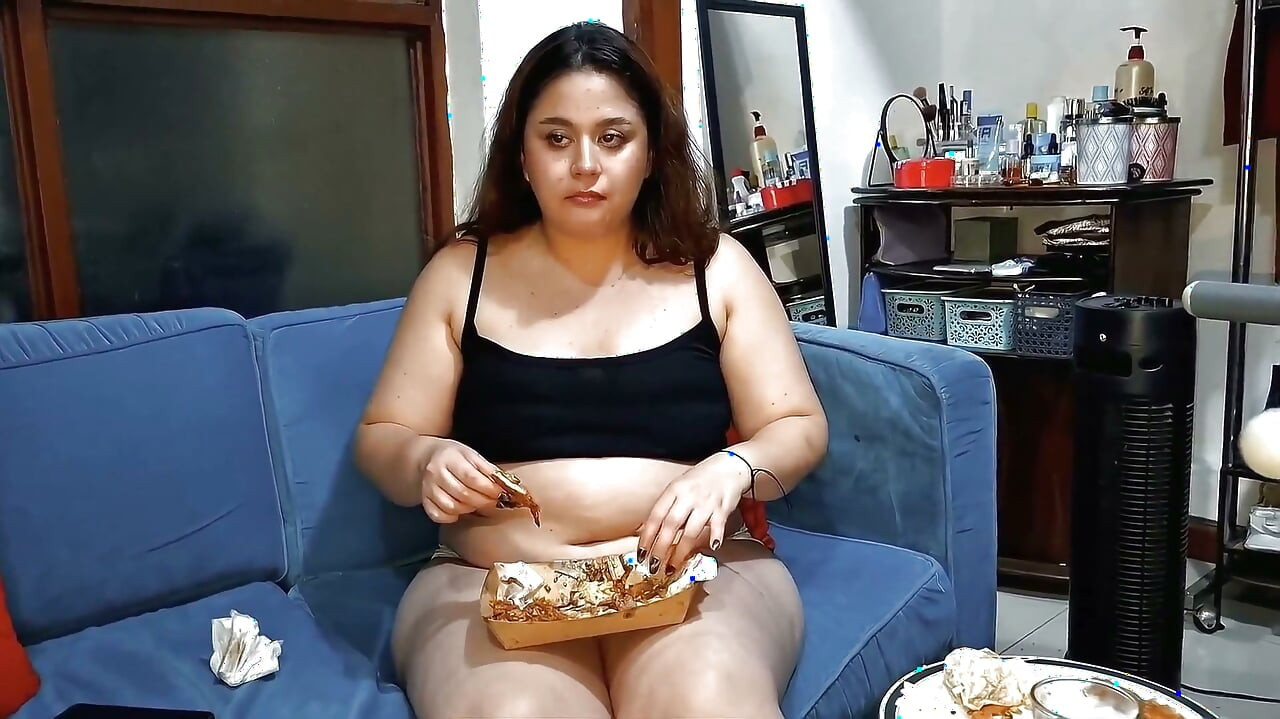 Nicole Stopft Ein Monster-sandwich Und Reibt Ihren Vollen Bauch