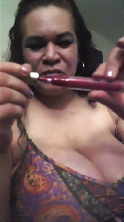 Поклоняйтеся моїм червоним губам