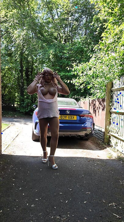 Seksi Crossdresser kellycd2022 ja sam moja ružičasta haljina i preplanule čarape