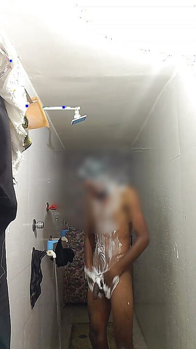 Bathroom me nage nahane wala video