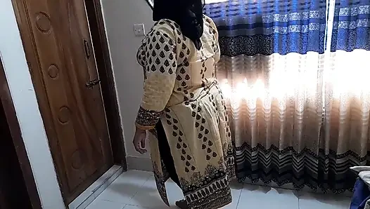 Pembantu India dientot habis-habisan sama bosnya waktu lagi menyapu di kantor - pantat montoknya dicrot di dalam