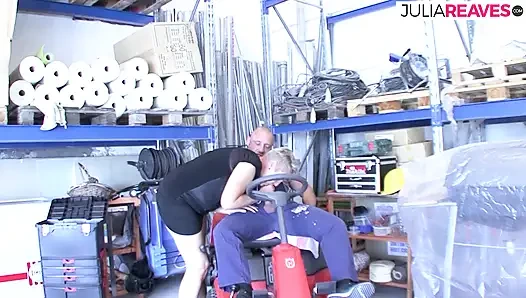 Pelacur gemuk nyepong kontol besar lalu dientot setelah masturbasi