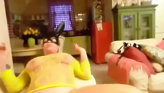 Я засовываю свою ступню в задницу