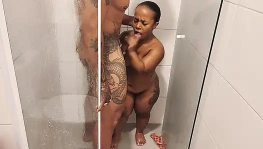 Папа принимает ванну вместе с маленьким гномом