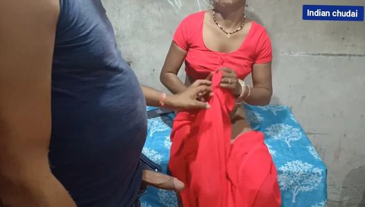 Une bhabhi sexy dans un sari rouge baise avec son devar