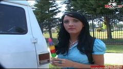 Schwarzhaarige Teen mit kleinen Brüsten abgeschleppt für Sex im Auto