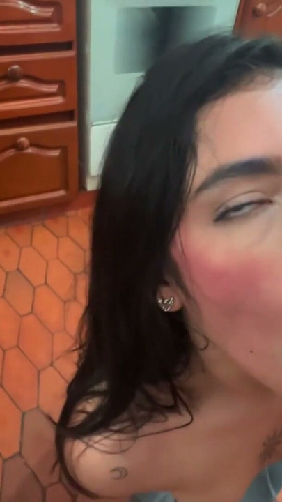 Yüzüme geliyor.. Üvey babamla amatör porno | Klip 1