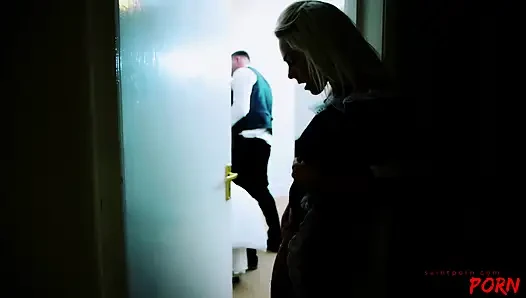 Karlie Simon Caprice Jane'in sikişine yardımcı oluyor