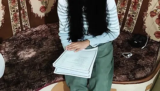 Yaramaz genç kız üniversite öğretmeni tarafından sikiliyor ve sert