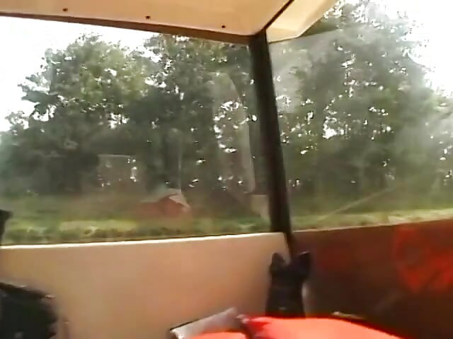 Do ashlil larkiyan naav par baahar ek bhaagyashaali dost ka land saajha karti hain
