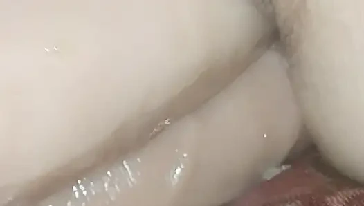 Sie nimmt zwei riesige dildos