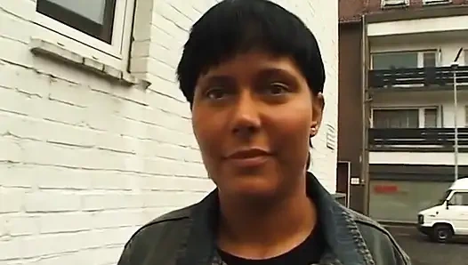 Брюнетка-шлюшка мастурбирует перед тем, как делать чудесный минет