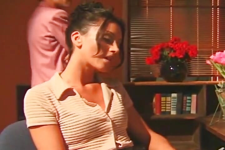 Si rambut coklat matang memusnahkan pepek basah dalam orgasme ekstatik