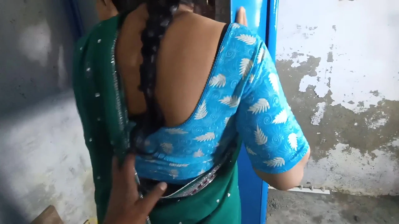 Very beautiful sister-in-law has sex with her brother-in-law before going to the mother's house in clear Hindi voice.