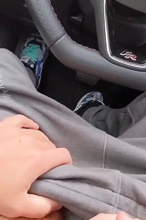 交通量の多い通りで車の中で手コキするのは大きなリスクです